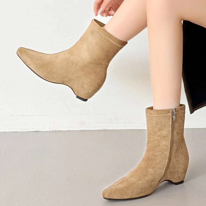 Simple short boots, with a square toe and flat bottom design, are essential women's boots for commuting and daily wear