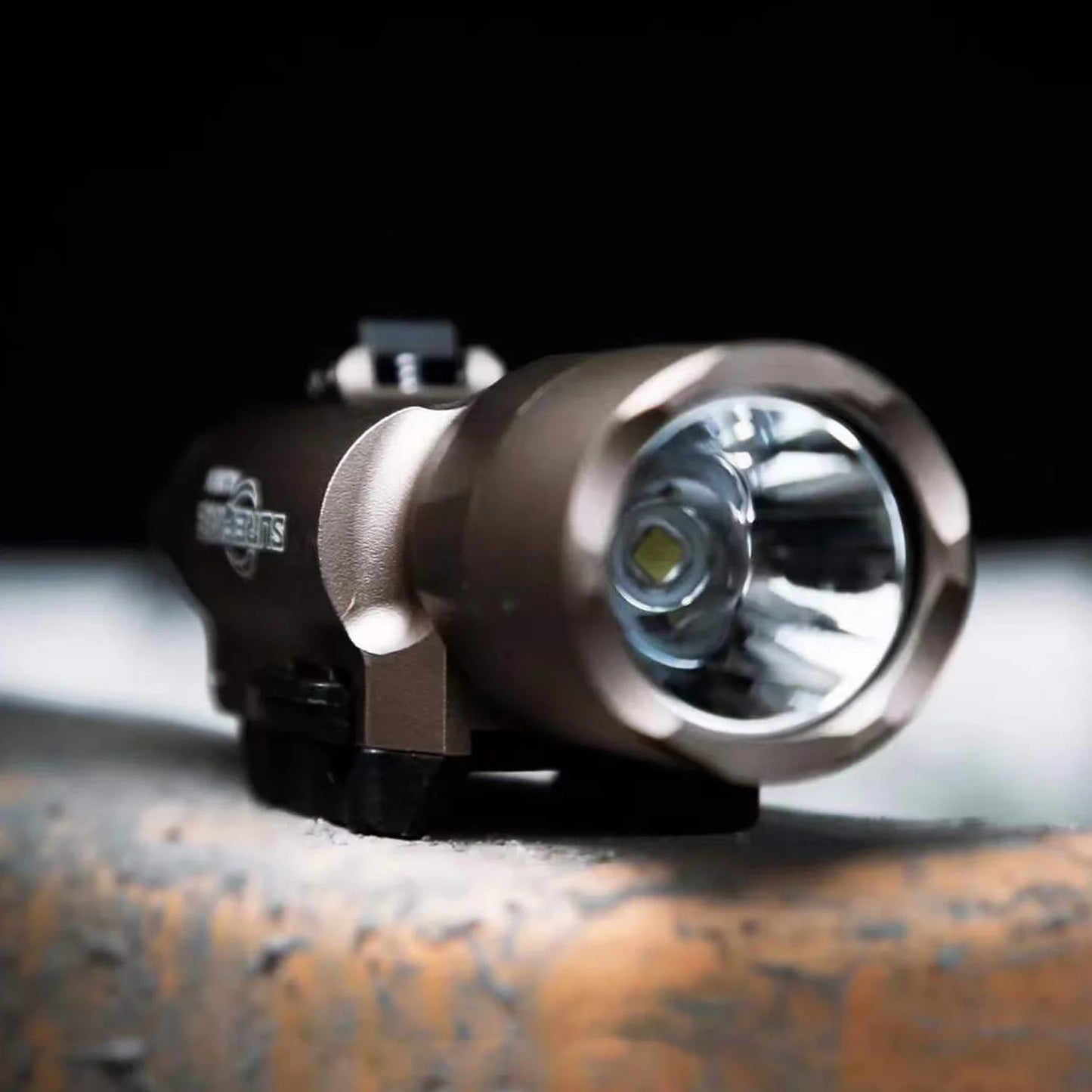 Surefir X300U Scout Light Gun Light Lanterna Rifle Strobe Flashlight Fit 20mm Rail Airsoft Hanging FlashlightHunting
