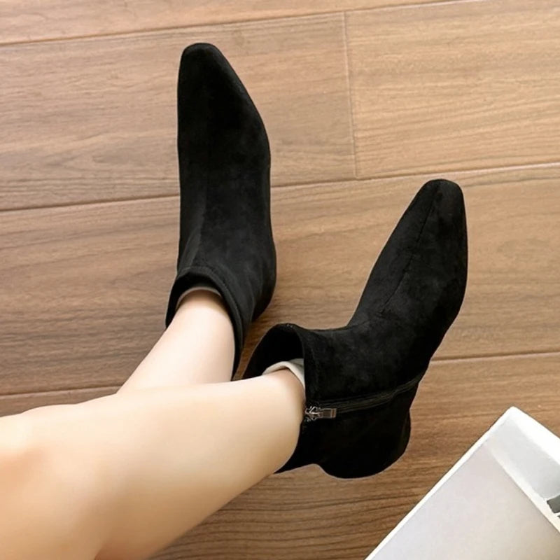 Simple short boots, with a square toe and flat bottom design, are essential women's boots for commuting and daily wear