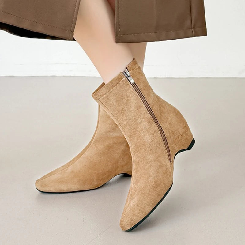 Simple short boots, with a square toe and flat bottom design, are essential women's boots for commuting and daily wear