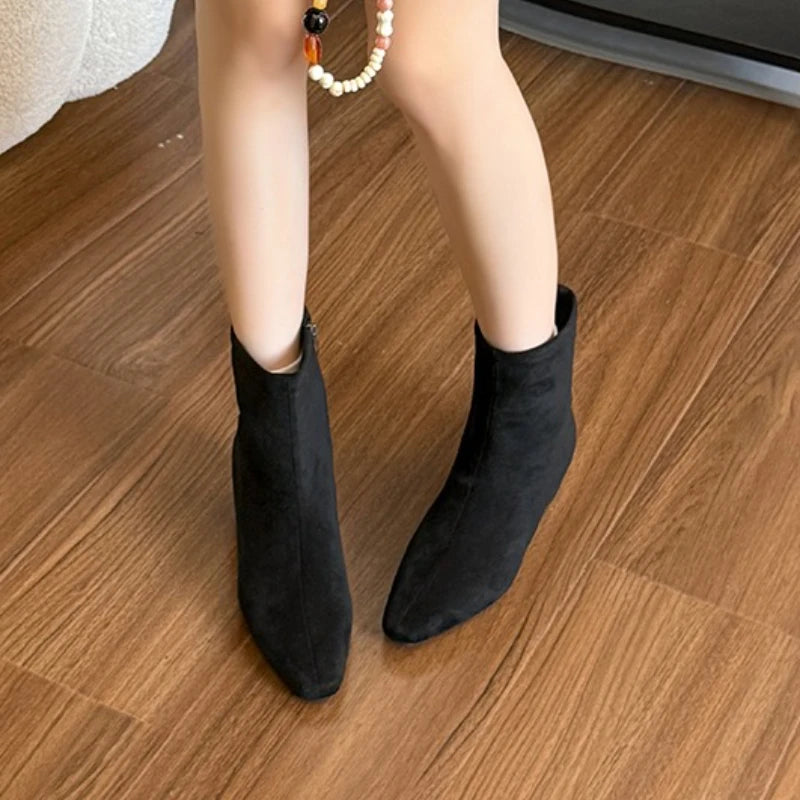Simple short boots, with a square toe and flat bottom design, are essential women's boots for commuting and daily wear