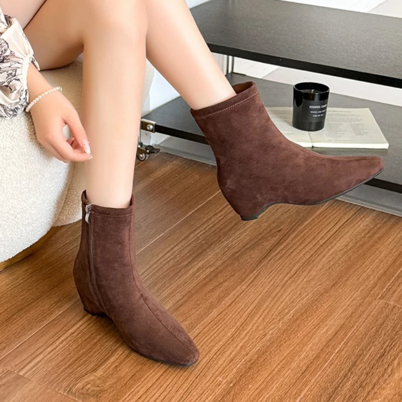 Simple short boots, with a square toe and flat bottom design, are essential women's boots for commuting and daily wear