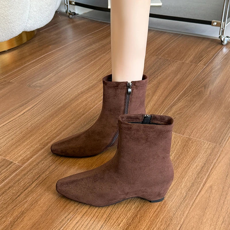 Simple short boots, with a square toe and flat bottom design, are essential women's boots for commuting and daily wear