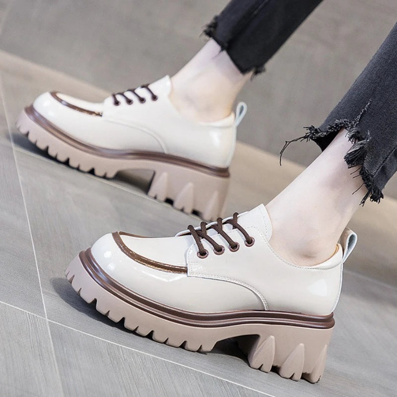 The round-toed single shoe with a thick sole and lace-up design is a must-have for women's office commutes and daily outfits