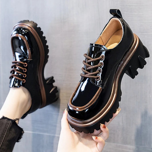 The round-toed single shoe with a thick sole and lace-up design is a must-have for women's office commutes and daily outfits