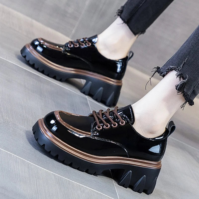 The round-toed single shoe with a thick sole and lace-up design is a must-have for women's office commutes and daily outfits
