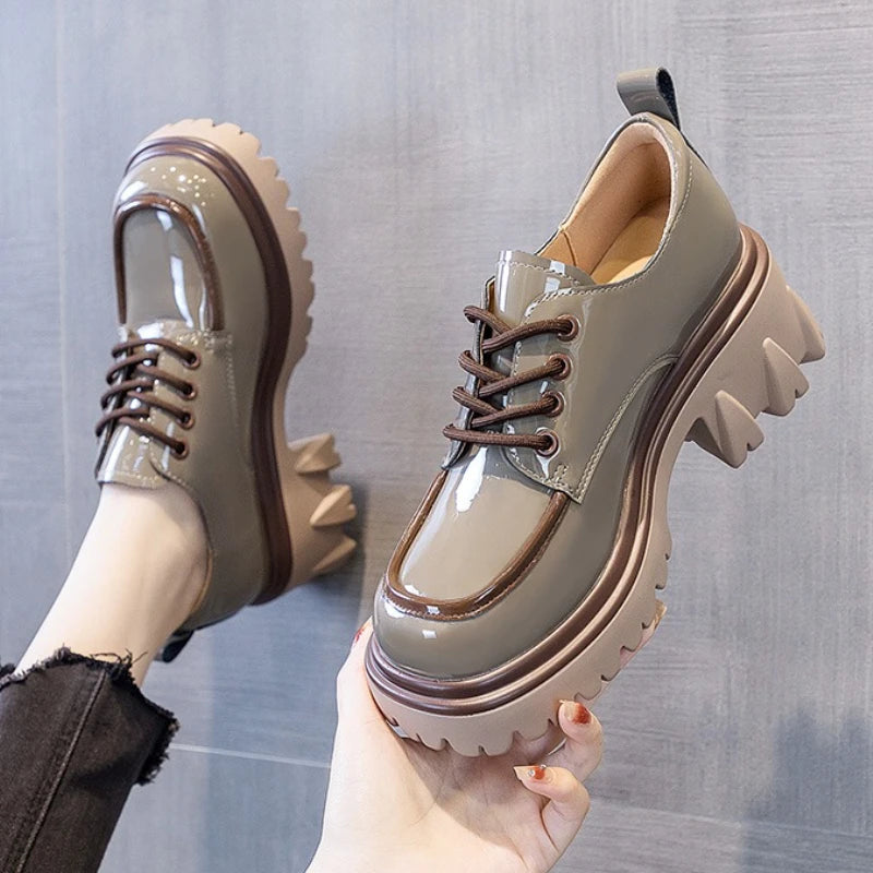 The round-toed single shoe with a thick sole and lace-up design is a must-have for women's office commutes and daily outfits