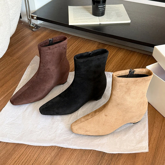 Simple short boots, with a square toe and flat bottom design, are essential women's boots for commuting and daily wear