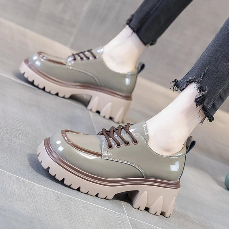 The round-toed single shoe with a thick sole and lace-up design is a must-have for women's office commutes and daily outfits