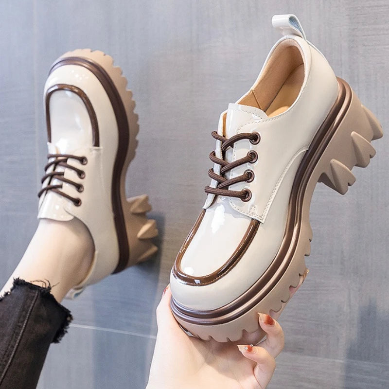 The round-toed single shoe with a thick sole and lace-up design is a must-have for women's office commutes and daily outfits